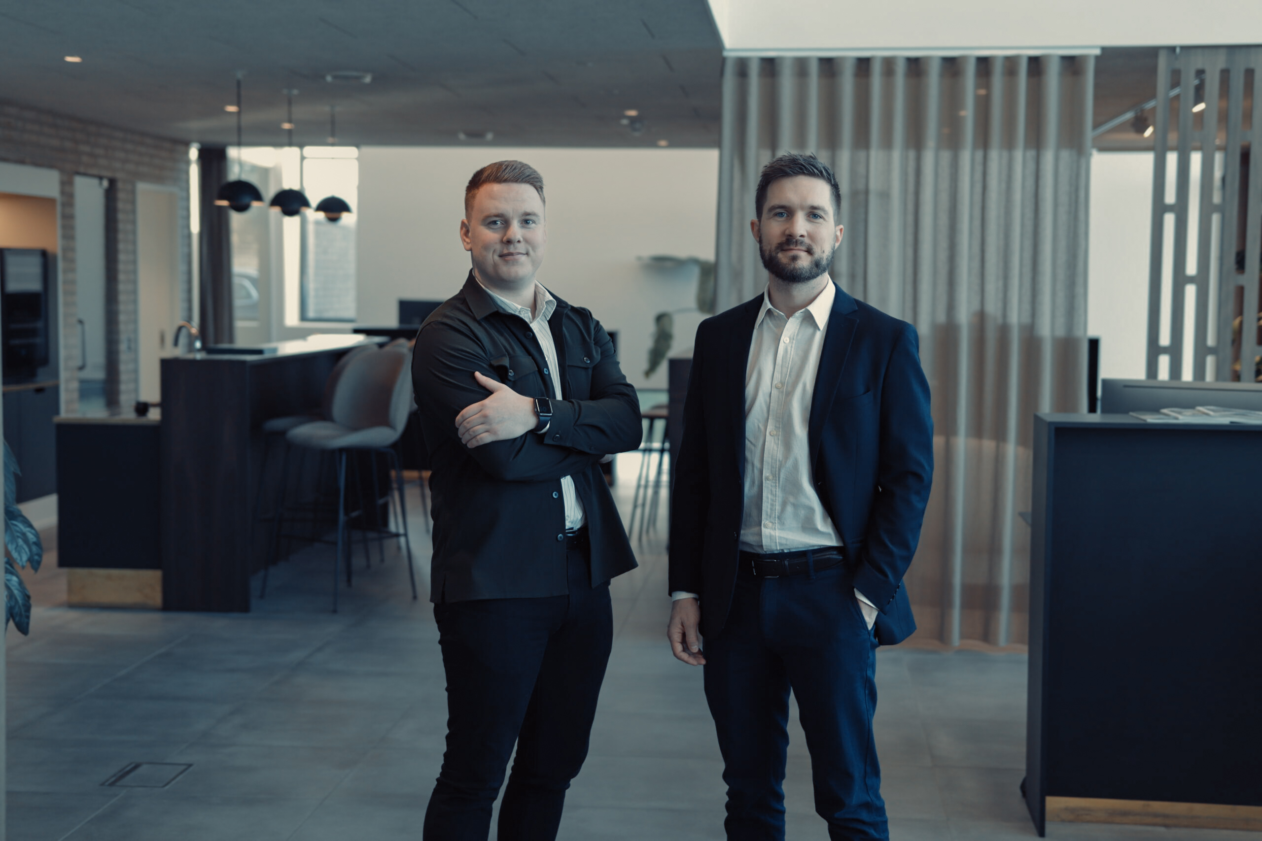 emil og steffen fra LEGAL på kontoret hos dansk motor finans i kolding